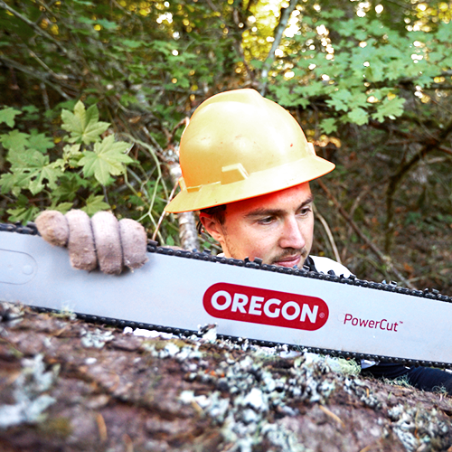 Hombre sosteniendo una barra de guía PowerCut de Oregon